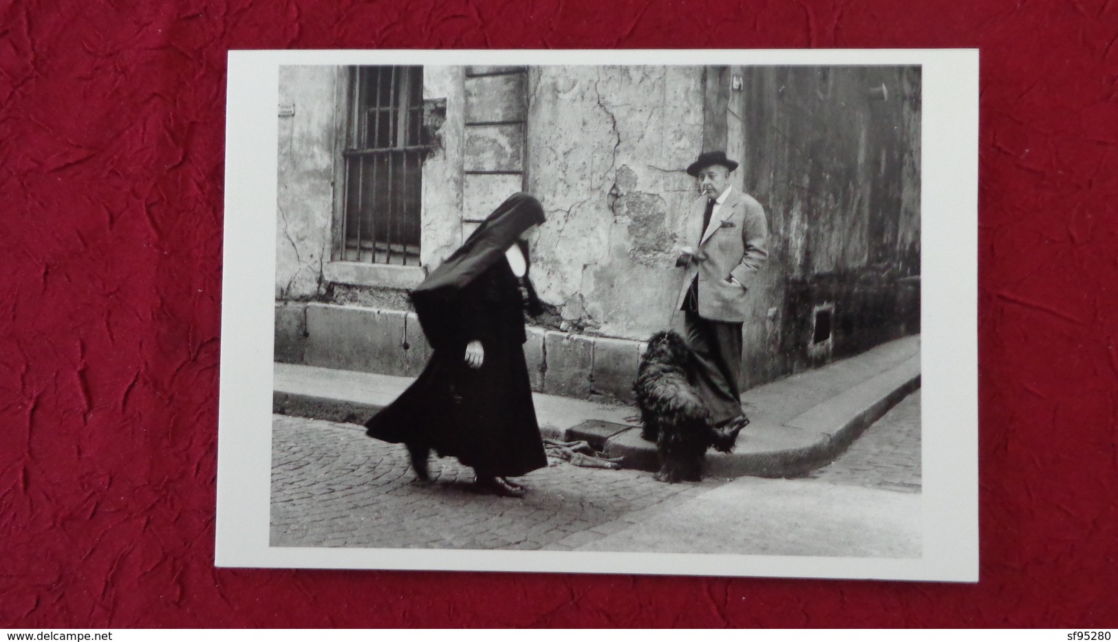 CPM ROBERT DOISNEAU JACQUES PREVERT REGARDE PASSER UNE BONNE SOEUR 1952 - Doisneau