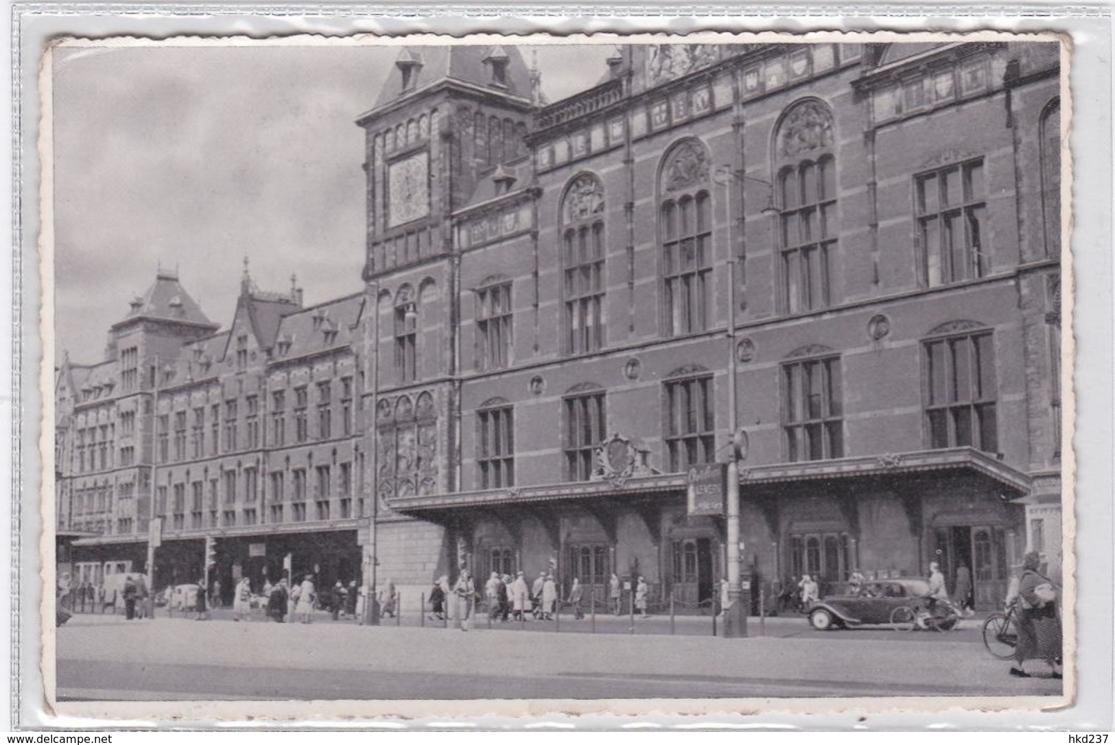 Amsterdam Centraal Station Levendig Oude Auto's.   1344 - Amsterdam