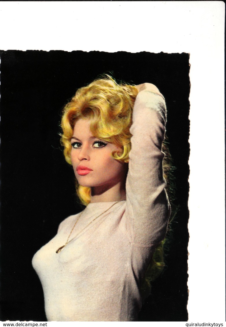 BRIGITTE BARDOT SUPERBE CPSM 15X105 D'APRES PHOTO SAM LEVIN  Trés Sexy Bon état Voir Scans - Artistes