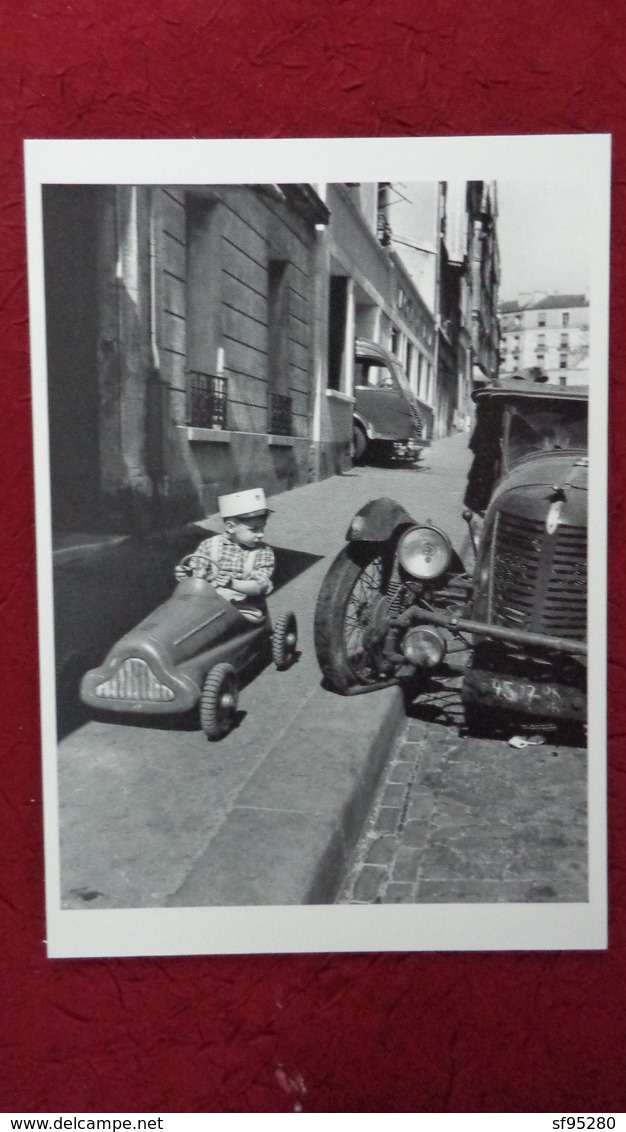 CPM ROBERT DOISNEAU BOLIDES PARIS 1956 - Doisneau