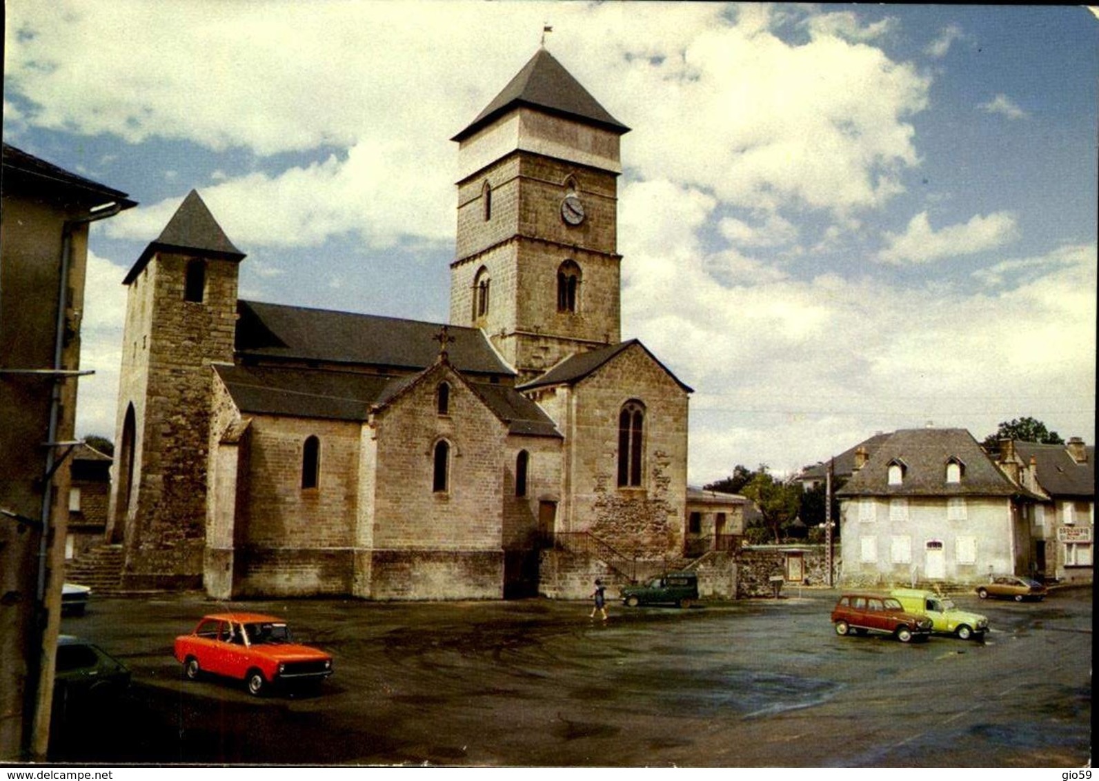 19 CHAMBOULIVE / L'EGLISE MONUMENT HISTORIQUE ( VOITURES ) / A 168 - Autres & Non Classés