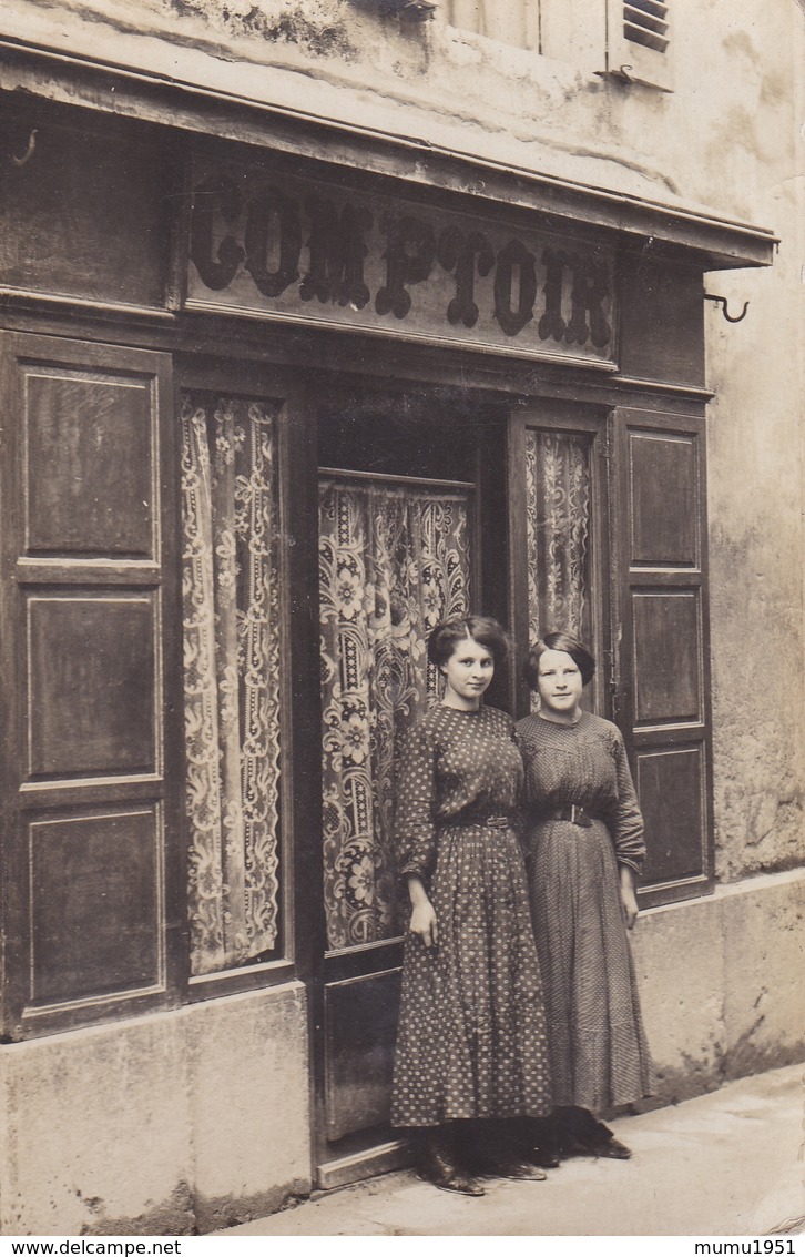 A IDENTIFIER DEUX FEMMES DEVANT MAGASIN COMPTOIR BELLE CARTE RARE !!! - To Identify