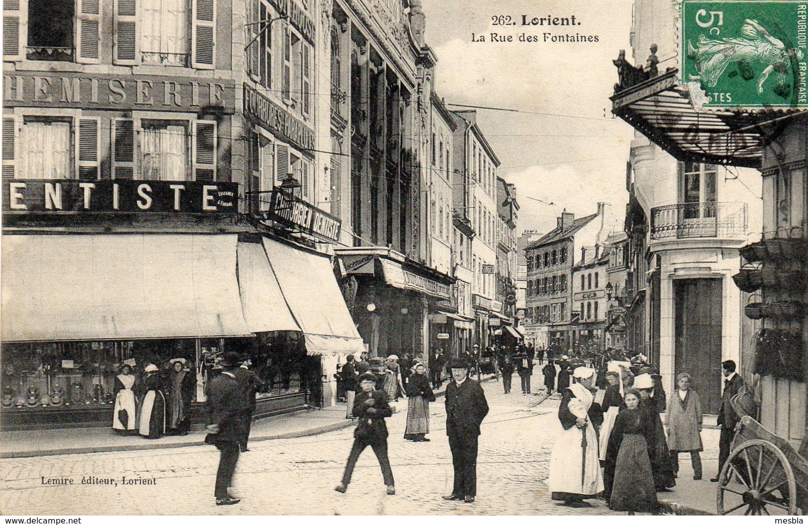 CPA  -  LORIENT  (56)   La Rue Des Fontaines -   Chemiserie -  Fourrures - Parapluies -  Chirurgien  Dentiste - Lorient