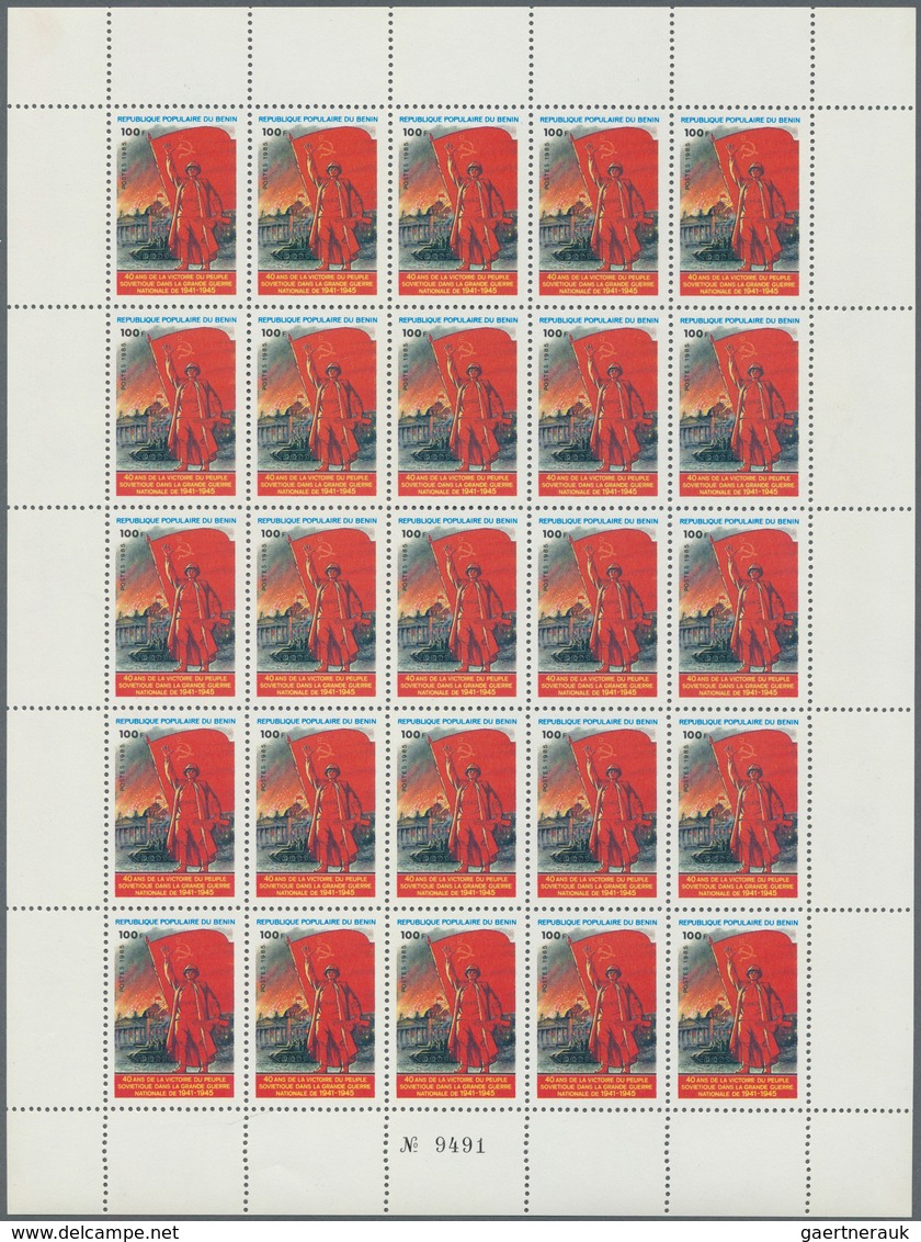 11724 Benin: 1985 '40th Anniv. Of The End Of WWII' 100f., Four Complete Sheets Of 25 (= 100 Stamps), Mint - Bénin – Dahomey (1960-...)