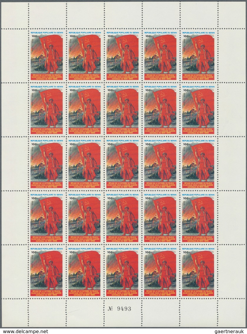 11724 Benin: 1985 '40th Anniv. Of The End Of WWII' 100f., Four Complete Sheets Of 25 (= 100 Stamps), Mint - Benin – Dahomey (1960-...)