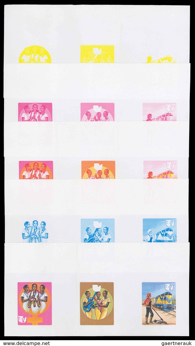 12039 Guinea: 1976, INTERNATIONAL YEAR OF WOMEN - 18 Items; Collective, Progressive Single Die Proofs For - Guinée (1958-...)