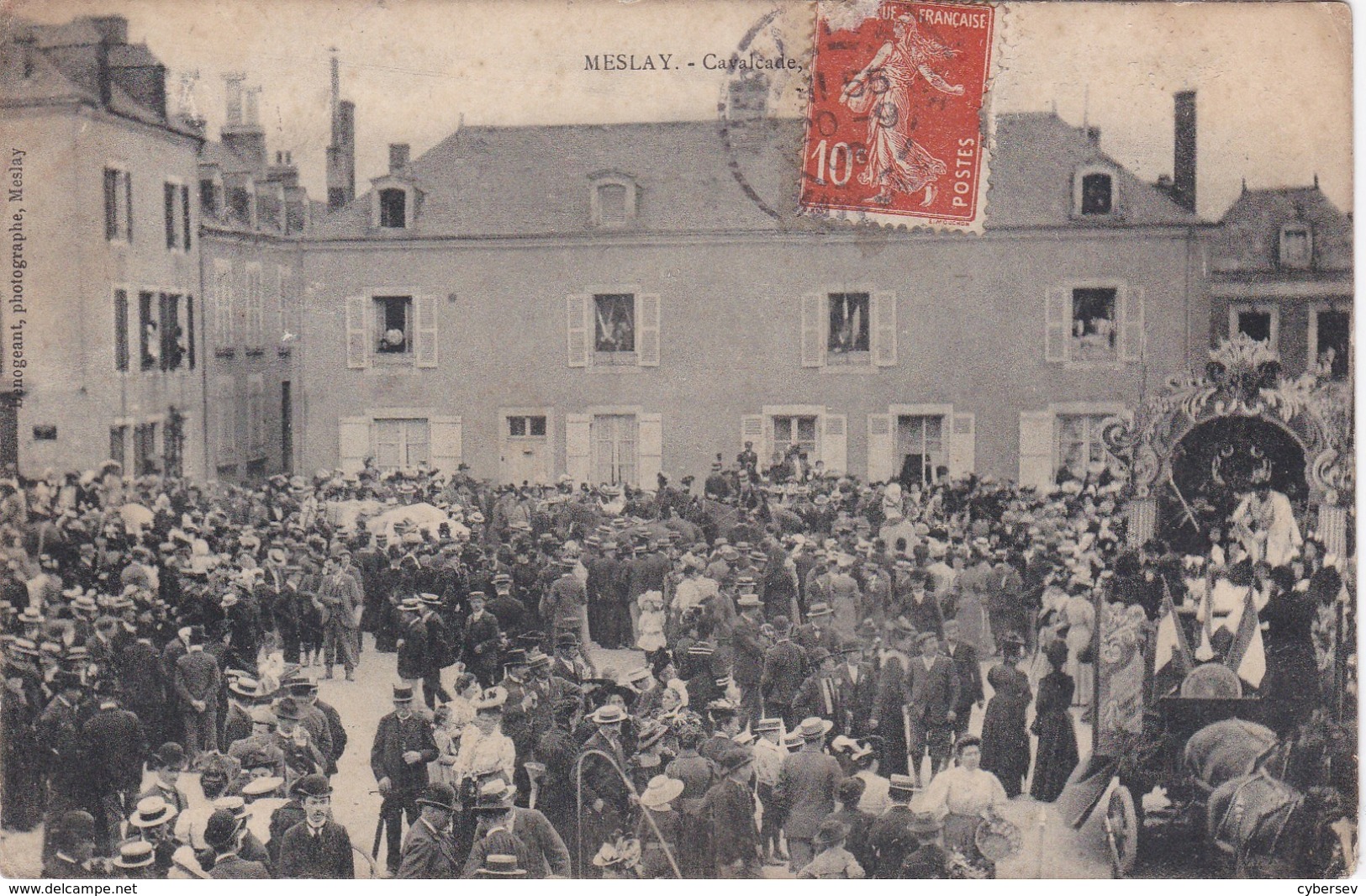 MESLAY - Cavalcade - Foule Sur La Place - Meslay Du Maine