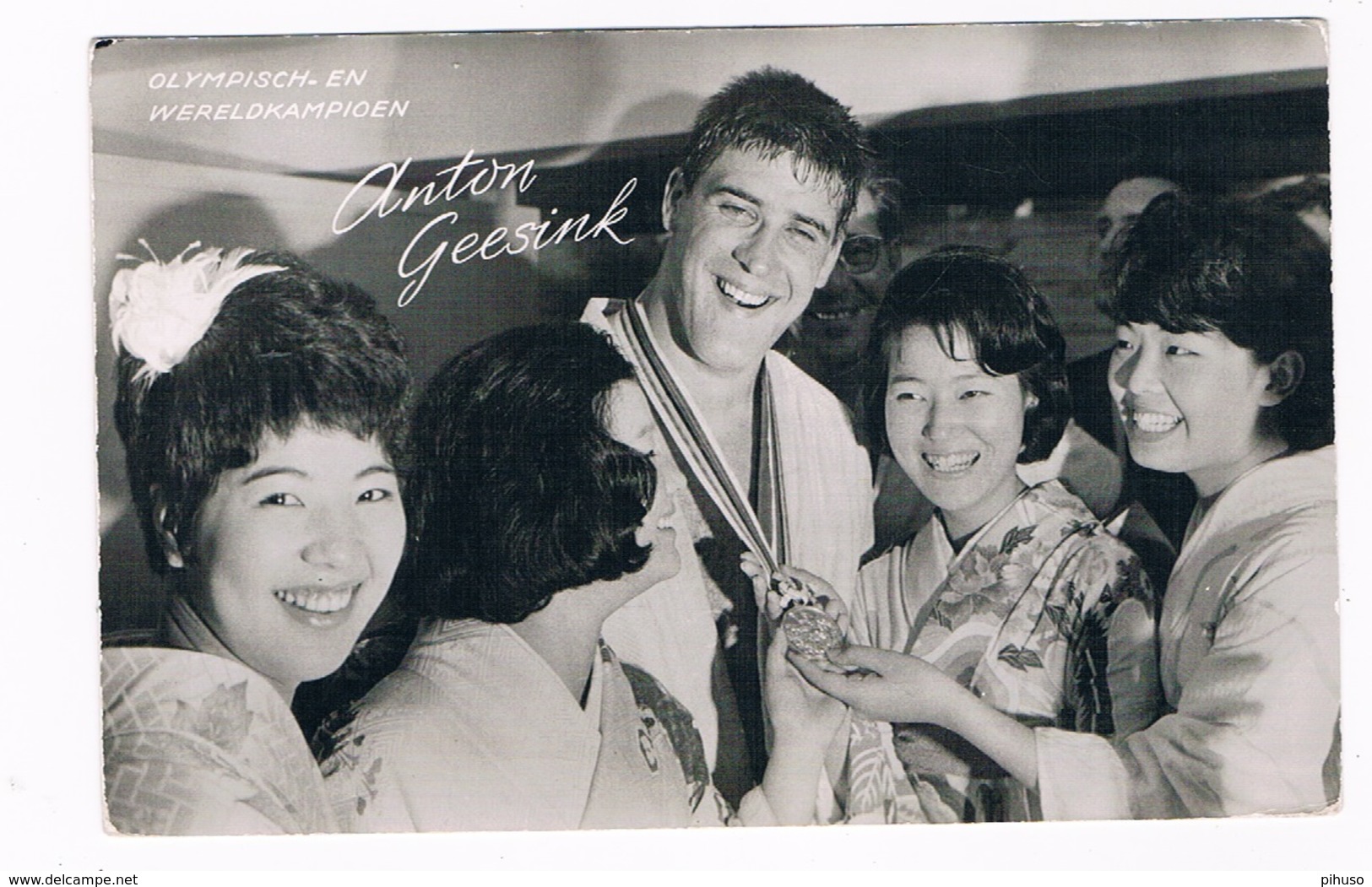 SPORT-53    ANTON GEESINK With Japanese Girls In Tokyo 1964 ( World And Olymic Champion) - Martiaux