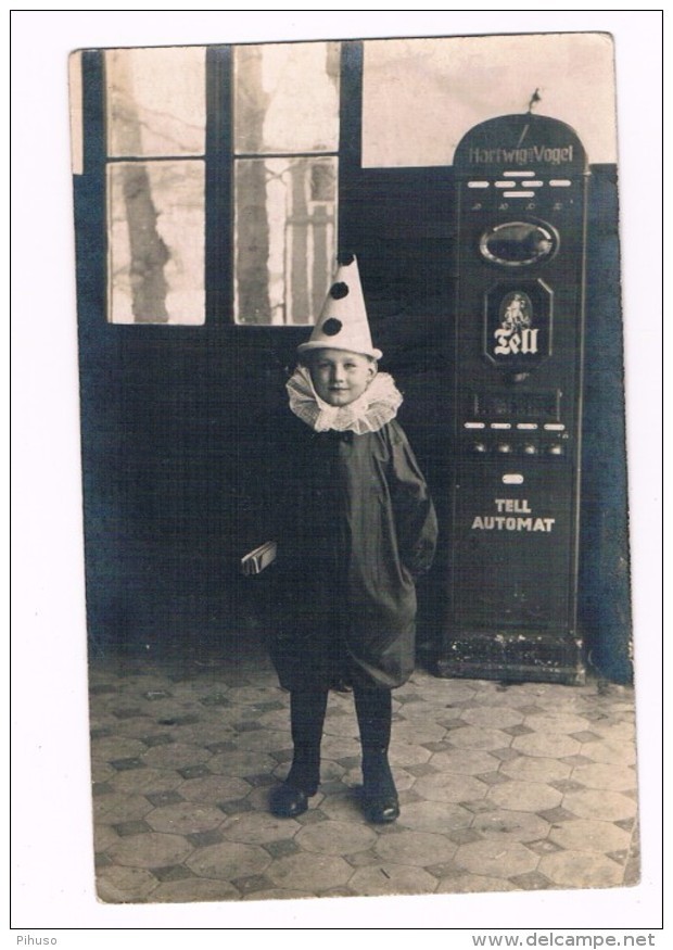 KIND-3  BOY With CARNIVAL CLOTHS Before A Hardtwig & Vogel Automat TELL-Automat)( RPPC) - Altri & Non Classificati