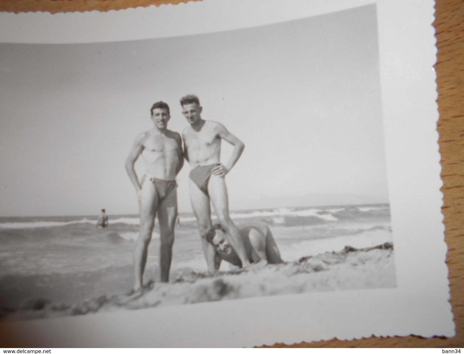 Lot De Photos Groupe Hommes A La Plage En Maillot De Bain Années 50 - Sports