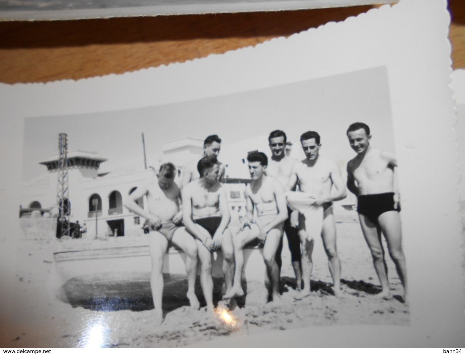 Lot De Photos Groupe Hommes A La Plage En Maillot De Bain Années 50 - Sports