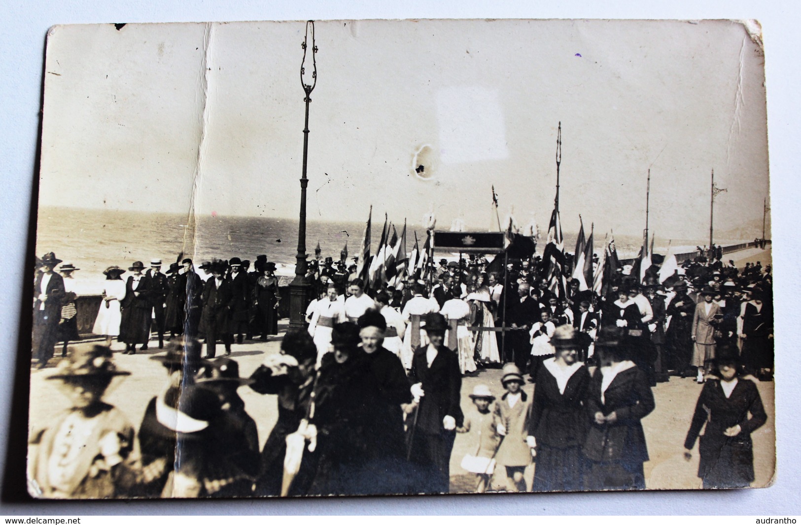 Carte Photo Procession Religieuse Bord De Mer Certainement Normandie Fête Du 15 Août à Identifier - Lieux