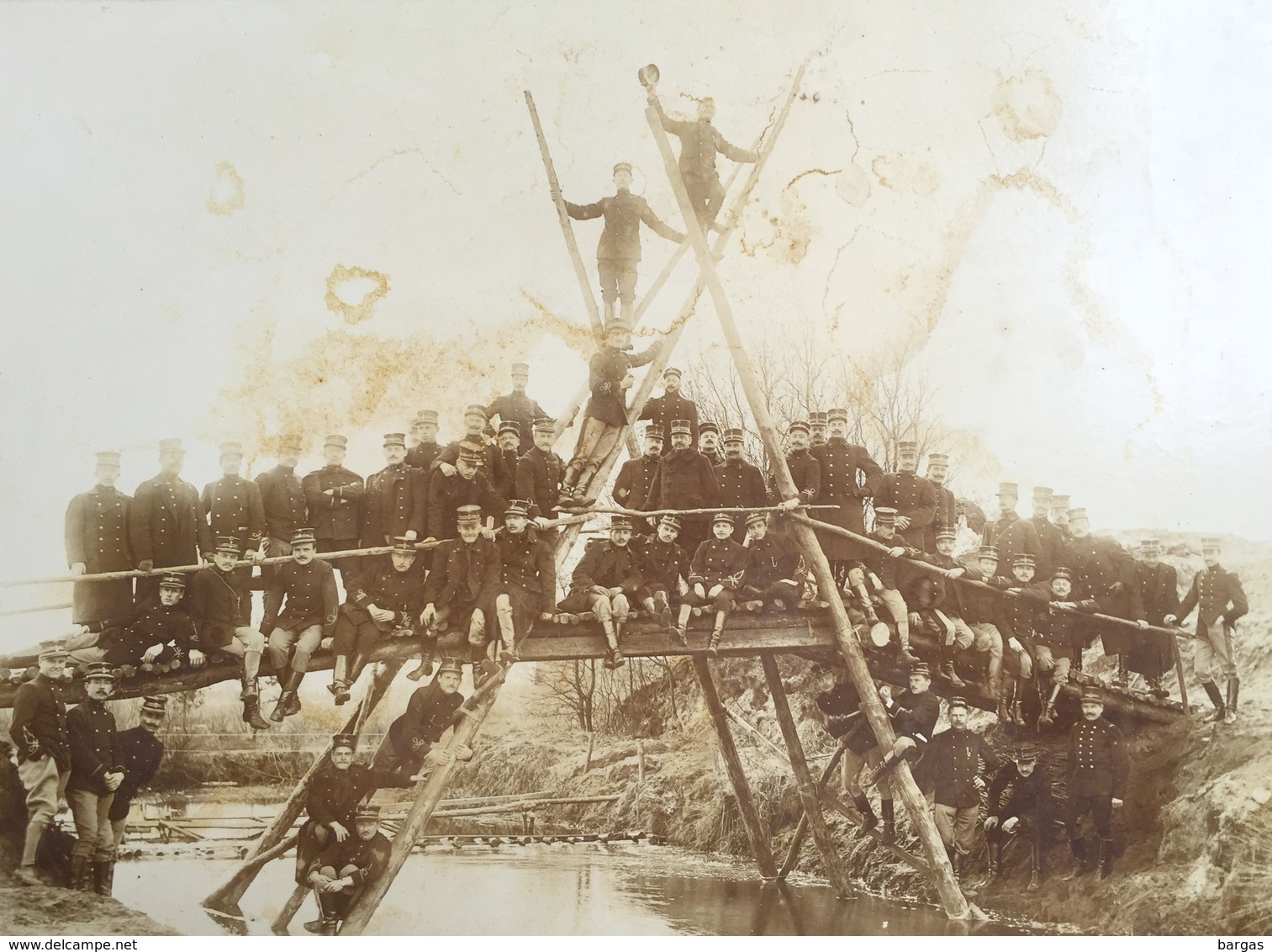 Grande Photo Groupe Militaire Sur Un Pont En Bois Van Beurden Bourg Leopold - Guerre, Militaire