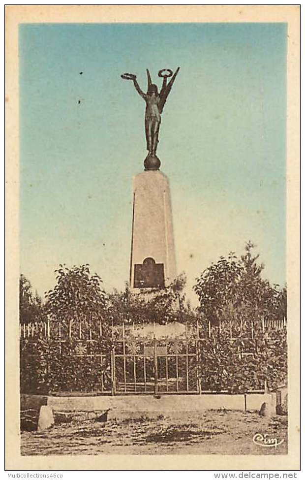 120518 - 46 LATRONQUIERE - Monument Aux Morts De La Grande Guerre - Statue Pourquet - Latronquiere