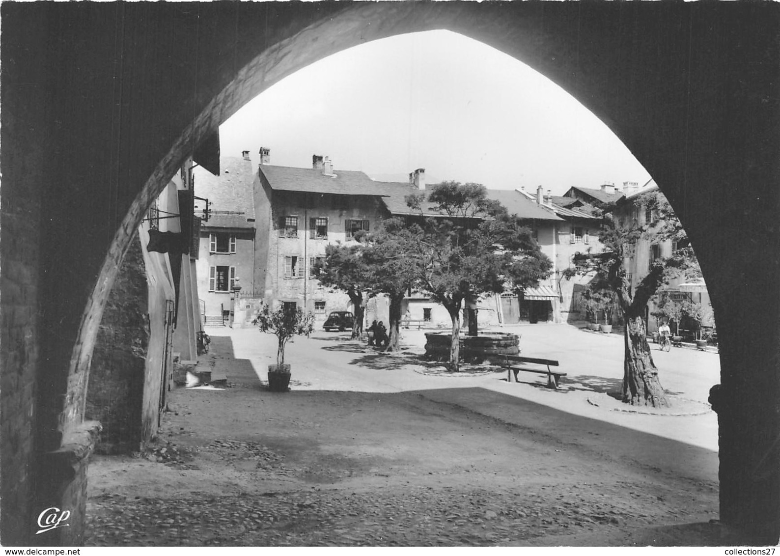 73-ALBERTVILLE- LA PLACE DEPUIS LES ARCADES DU MUSEE - Albertville