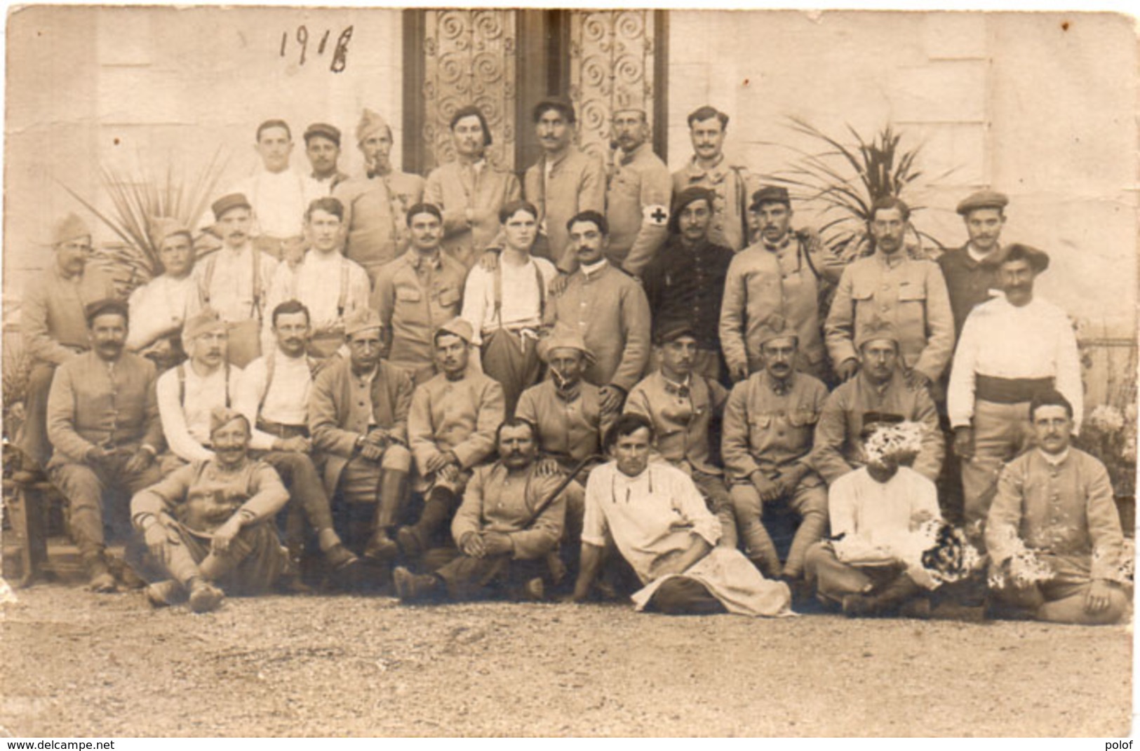 Carte Photo -Soldats,Croix Rouge,Souvenir Du 1° Aout 1918 Hopital Mixte SAINT PIERRE D'OLERON ( 17)   (106071) - Salute