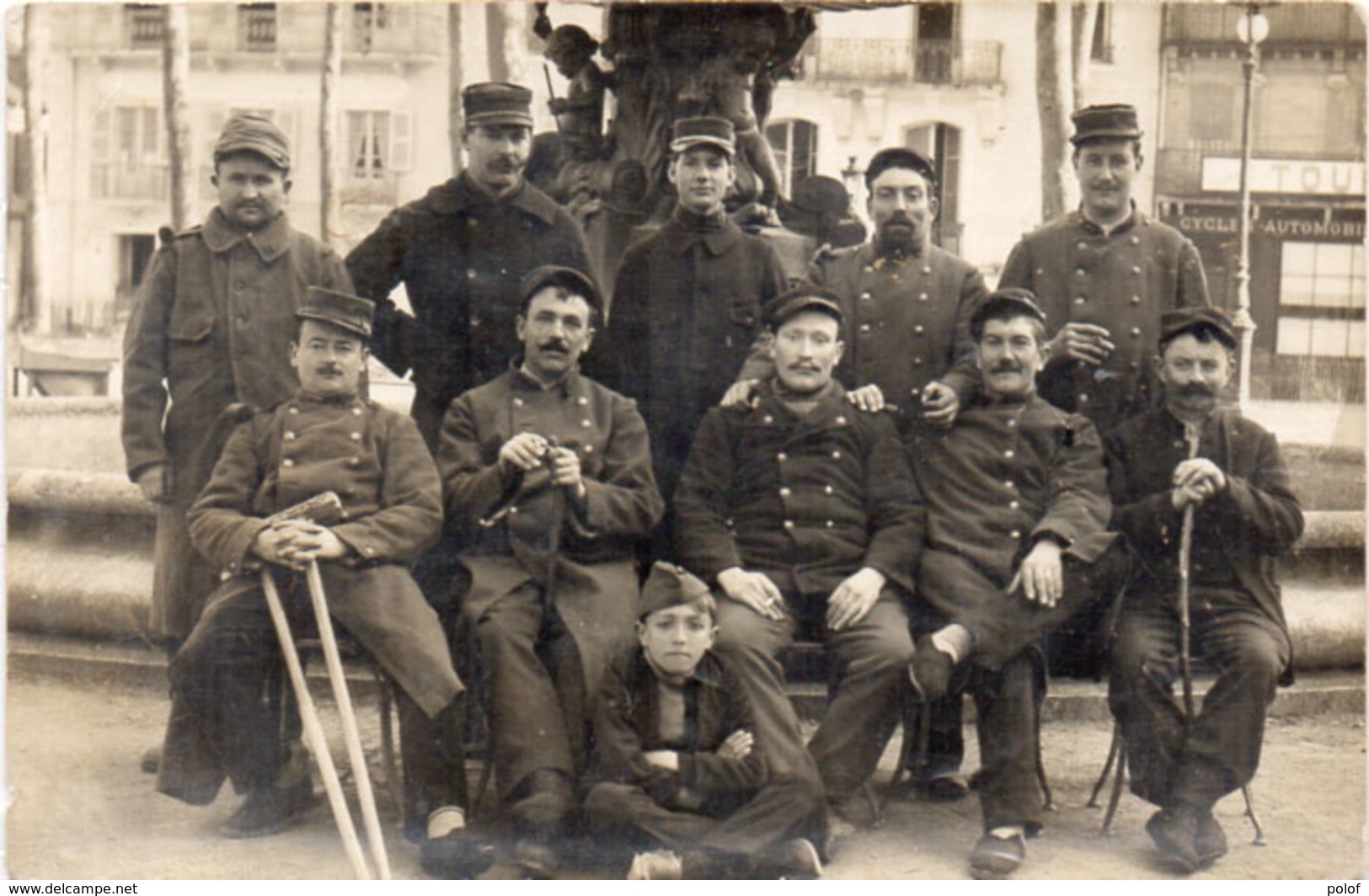 Carte Photo Localisée A VICHY, Place Gal Leclerc - Soldats,dont Blessés   (106076) - Health