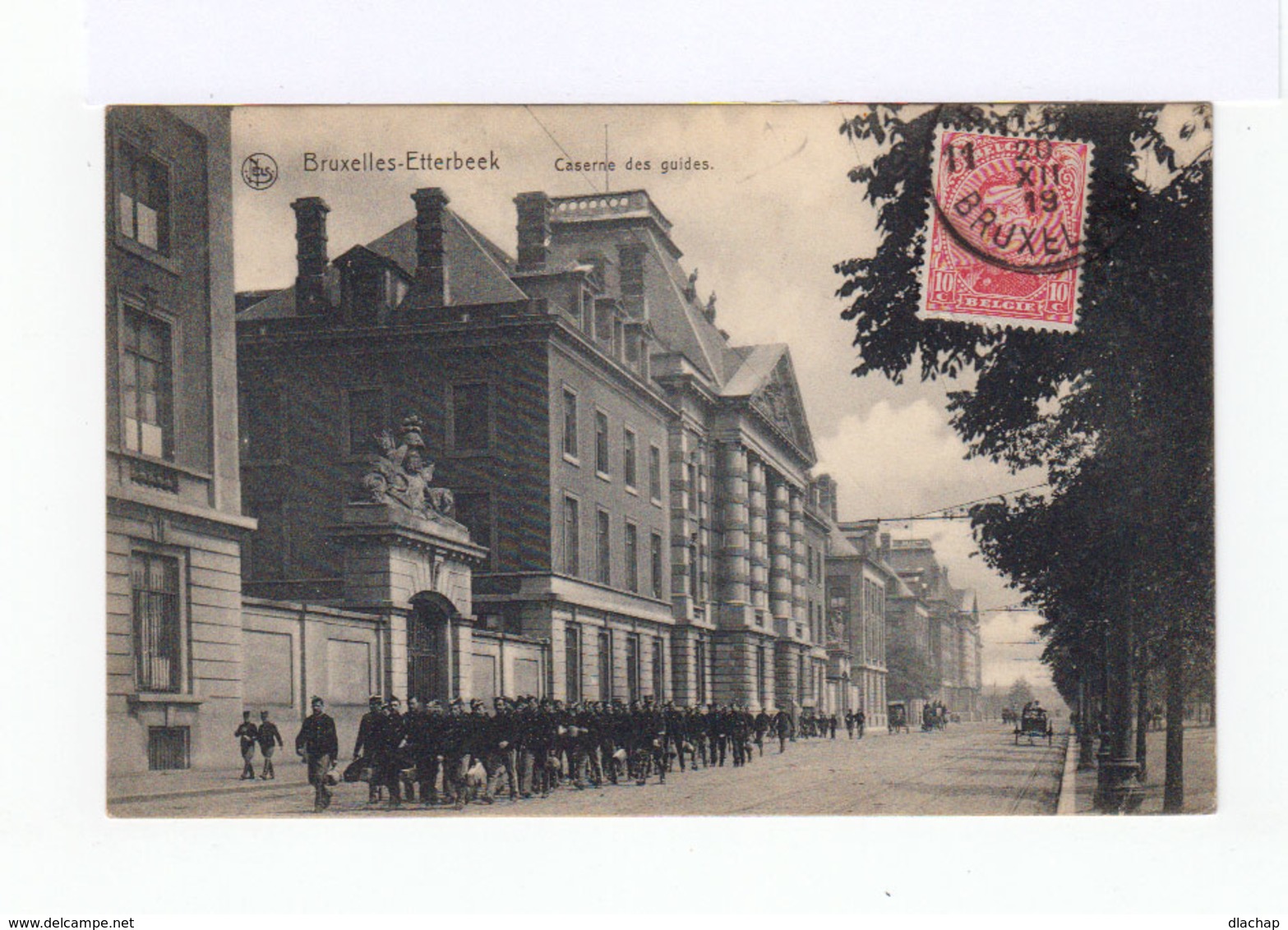 Bruxelles Etterbeek. Caserne Des Guides. Avec Troupe De Soldats. (2825) - Monuments, édifices