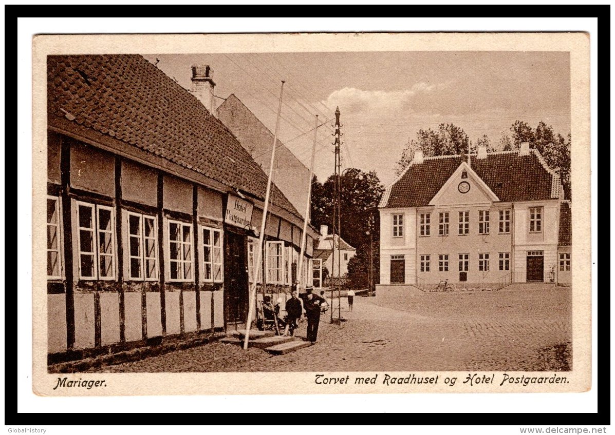 DD2966  DENMARK  MARIAGER TORVET MED RAADHUSET OG HOTEL POSTGAARDEN  POSTCARD - Denemarken