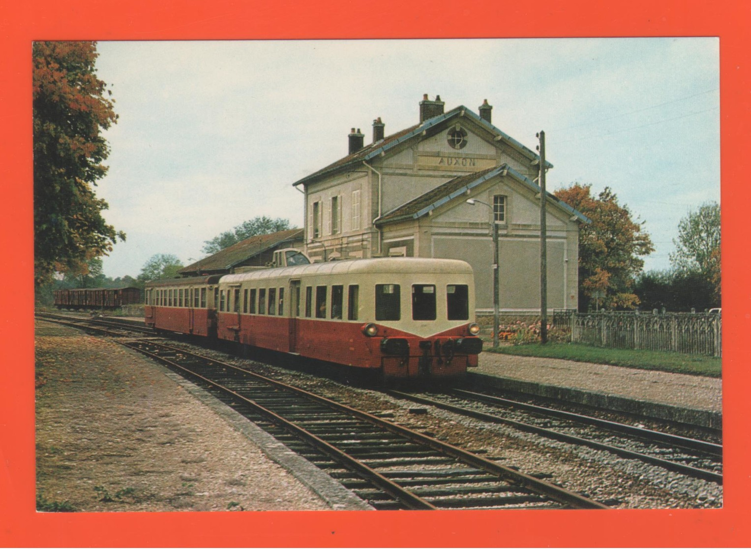 PL/1  S N C F AUTORAIL X 3800 LAROCHE MIGENNES TROYES EN GARE D AUXON - Ferrovie