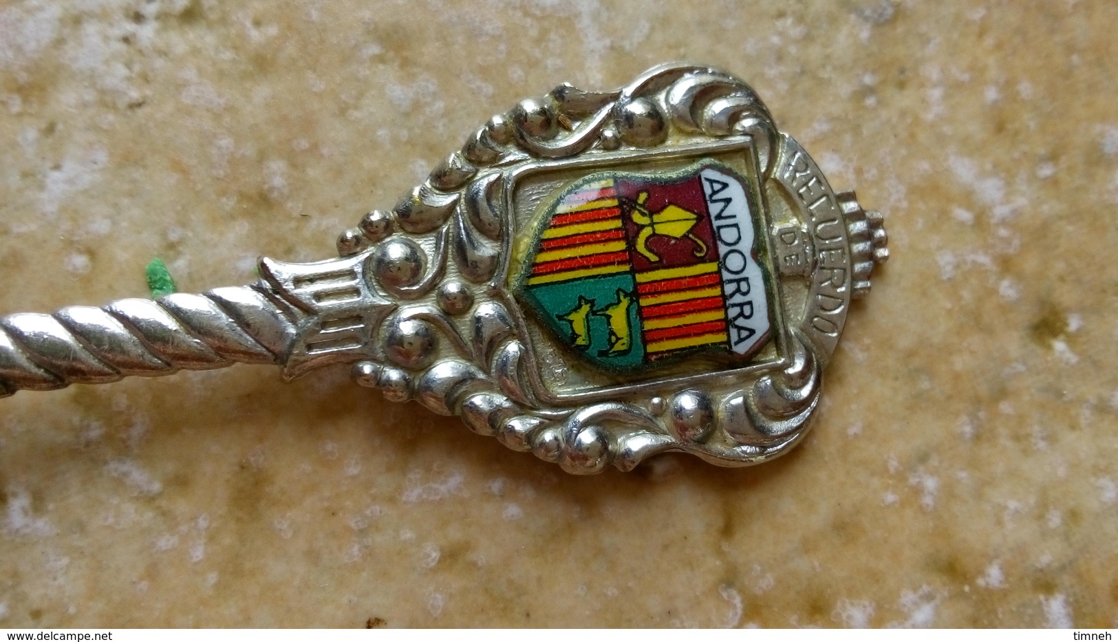 SOUVENIR TOURISTIQUE - Cuillere RECUERDO DE ANDORRA - BLASON Emaillé 11cm - Acier Metal - - Autres & Non Classés