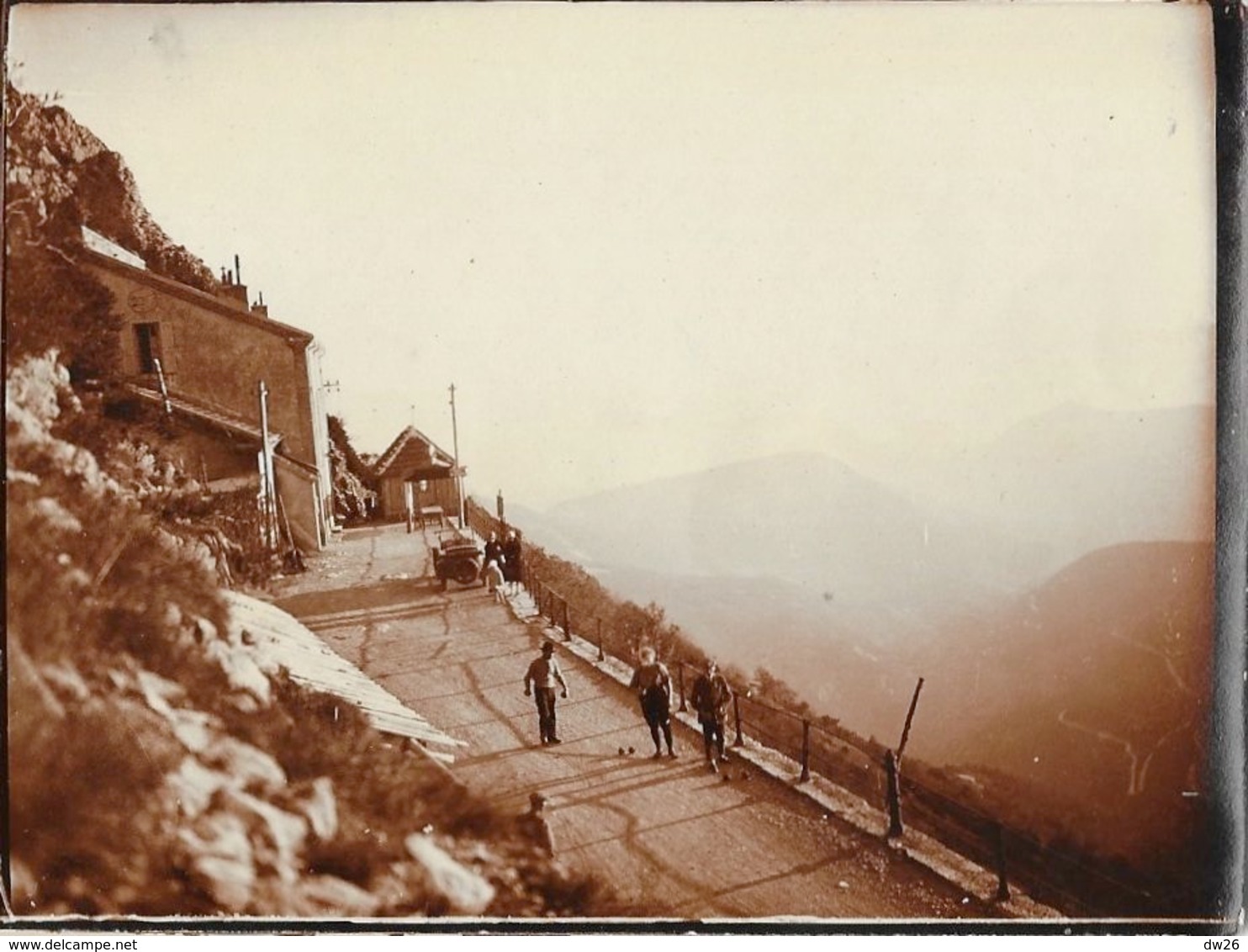 Lot De 2 Photos Du Col Du Rousset, 21 Mai 1923 - Jeux De Boules, Vieux Tacot - Places