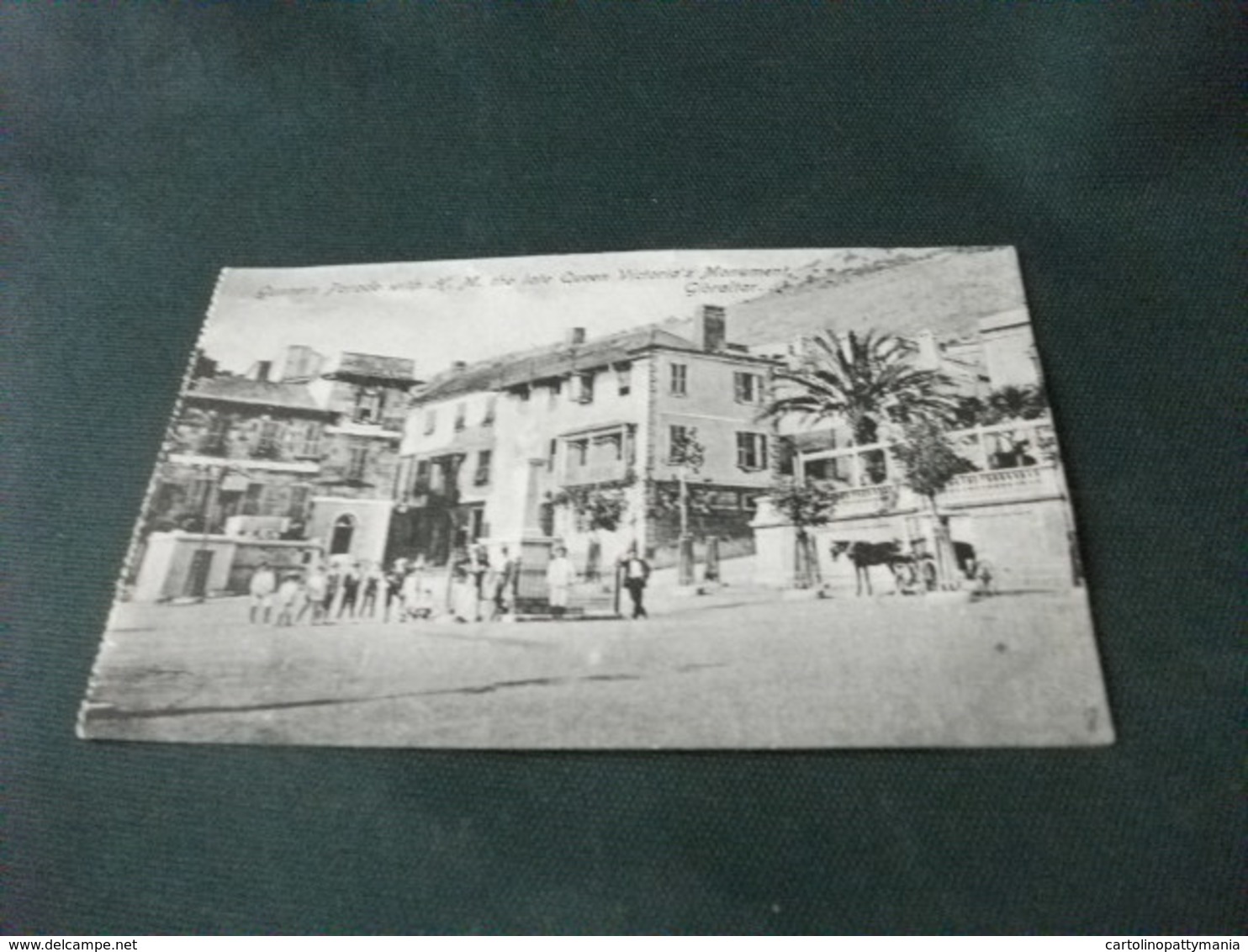 GUNNERS PARADE WITH H. M. THE LATE QUEEN VICTORIA'S MONUMENT GIBRALTAR MOVIMENTATA PICCOLO FORMATO - Gibraltar