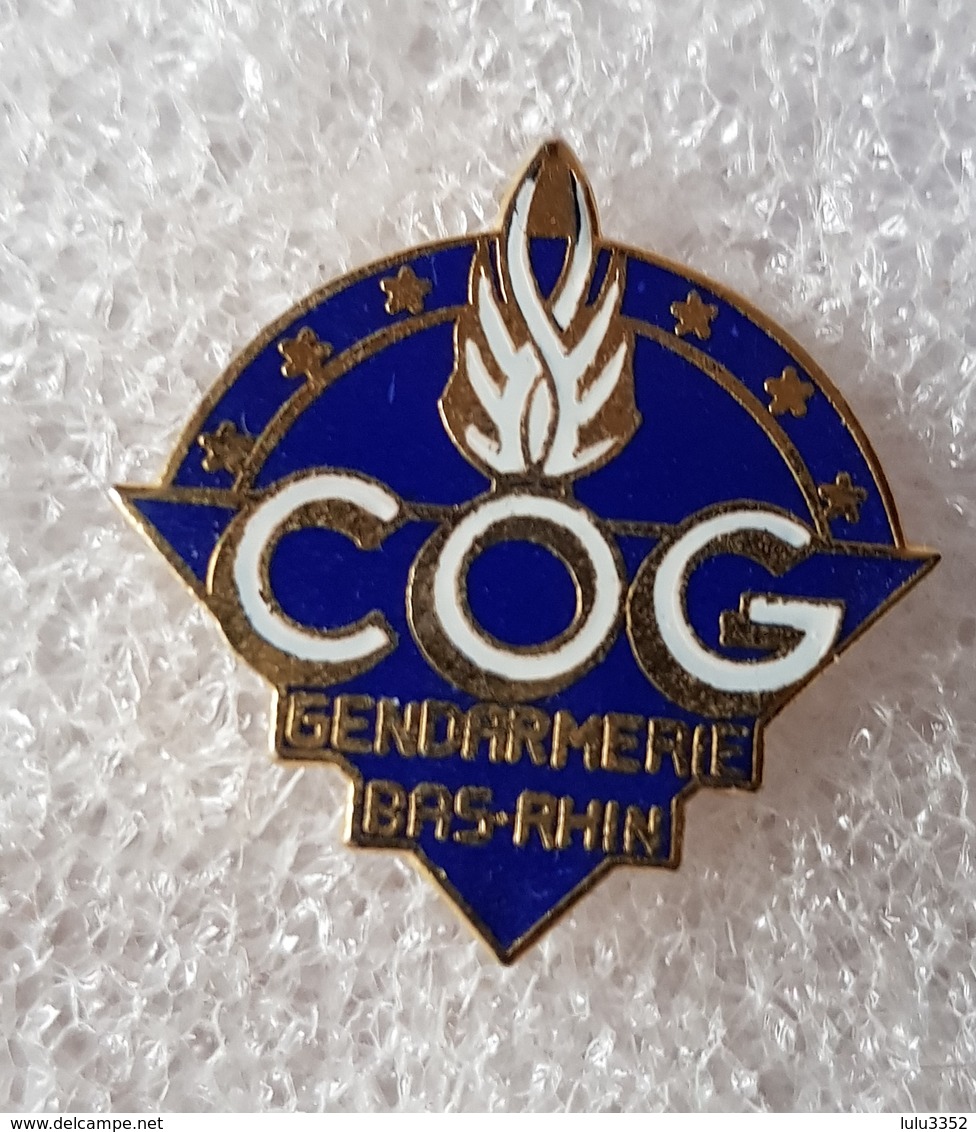 Pin's Gendarmerie   " C.O.G. GENDARMERIE BAS-RHIN  "  Signé TOLED - Militaria