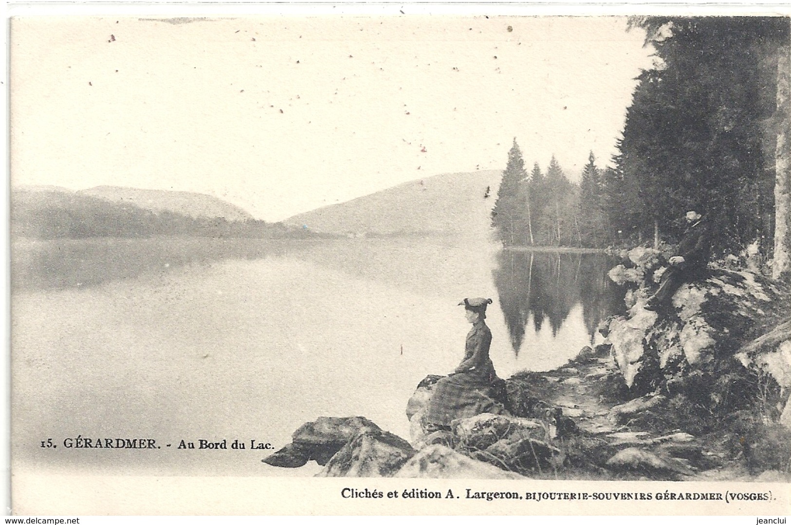 GERARDMER . AU BORD DU LAC + 2 PERS AU 1er PLAN . Edt A. LARGERON Bijouterie-souvenirs  . NON ECRITE - Gerardmer