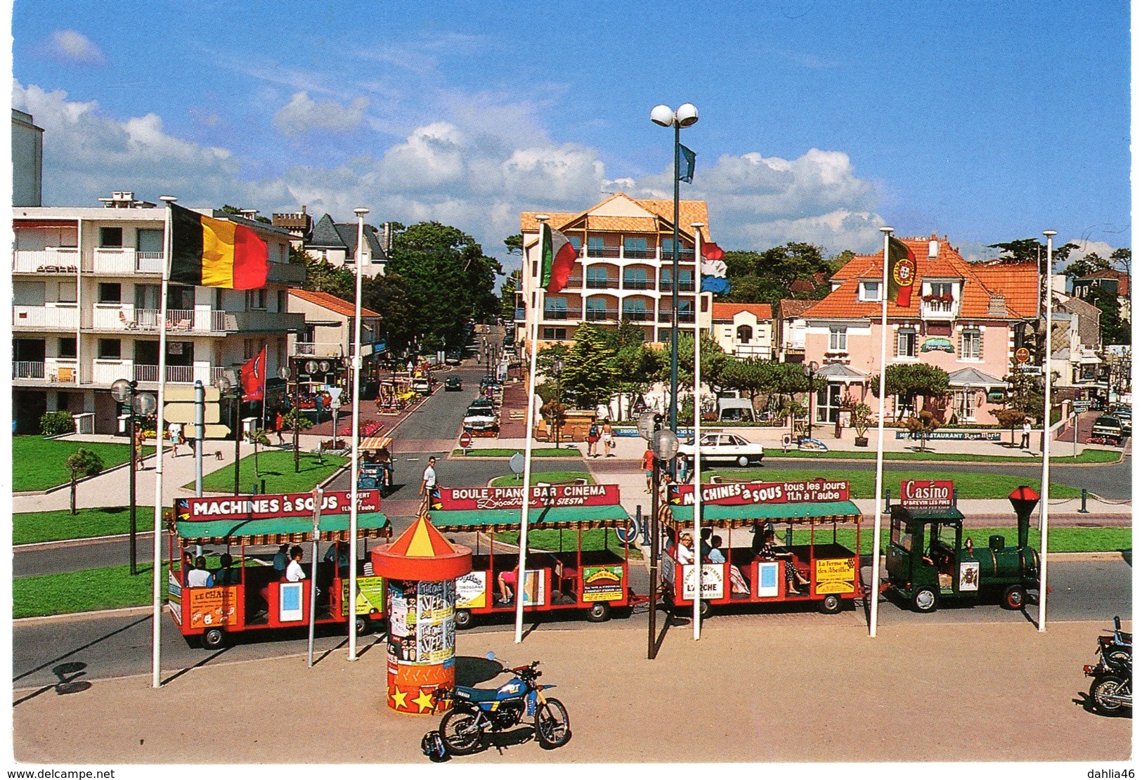 Cpm 44_ST BREVIN L'OCEAN - La Place René Guy Cadou - Petit Train Touristique, Publicités Moto + Roue Arrière D'une Autre - Saint-Brevin-l'Océan