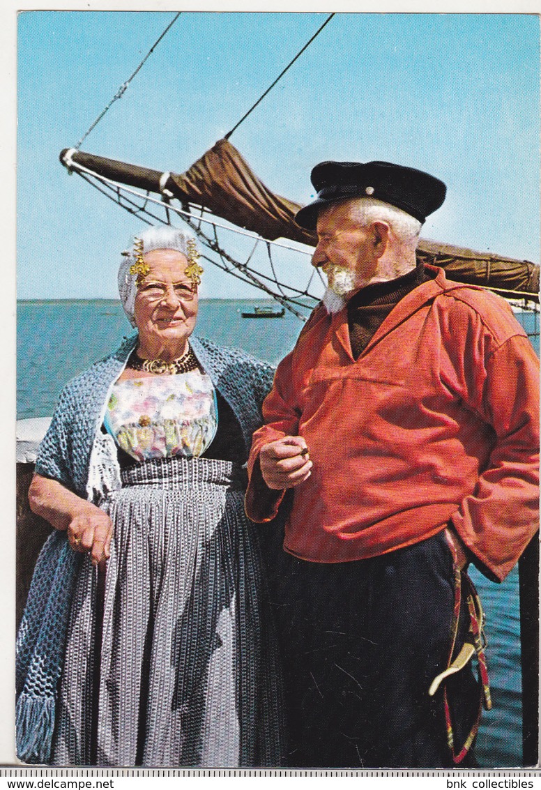 Netherlands Old Circulated Postcard - Folklore - Zeeland Folk Costumes - Europe