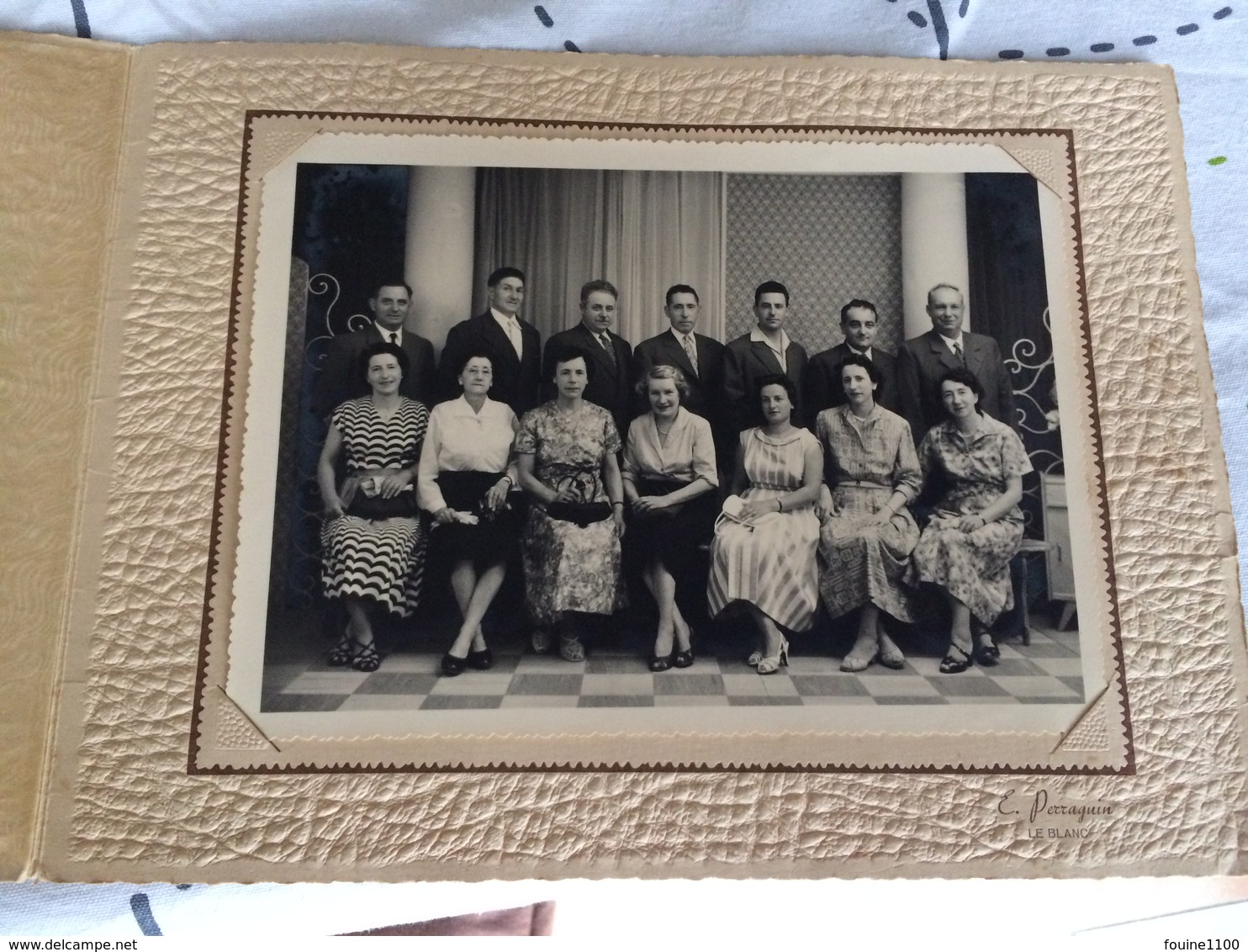 Photo Ancienne De La Famille Marsac 1960 ( Photographe E. PERRAGUIN à  LE BLANC  ( 36 INDRE  ) ) Format 32 X 24 Cm - Personnes Anonymes