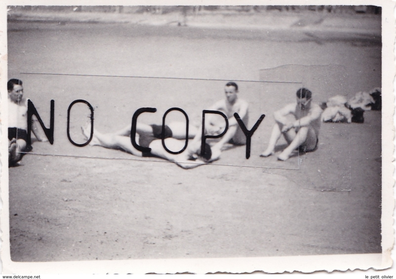 PHOTO ORIGINALE 39 / 45 WW2 WEHRMACHT FRANCE BOULOGNE BRONZETTE A LA PLAGE POUR LES SOLDATS ALLEMANDS - Guerre, Militaire