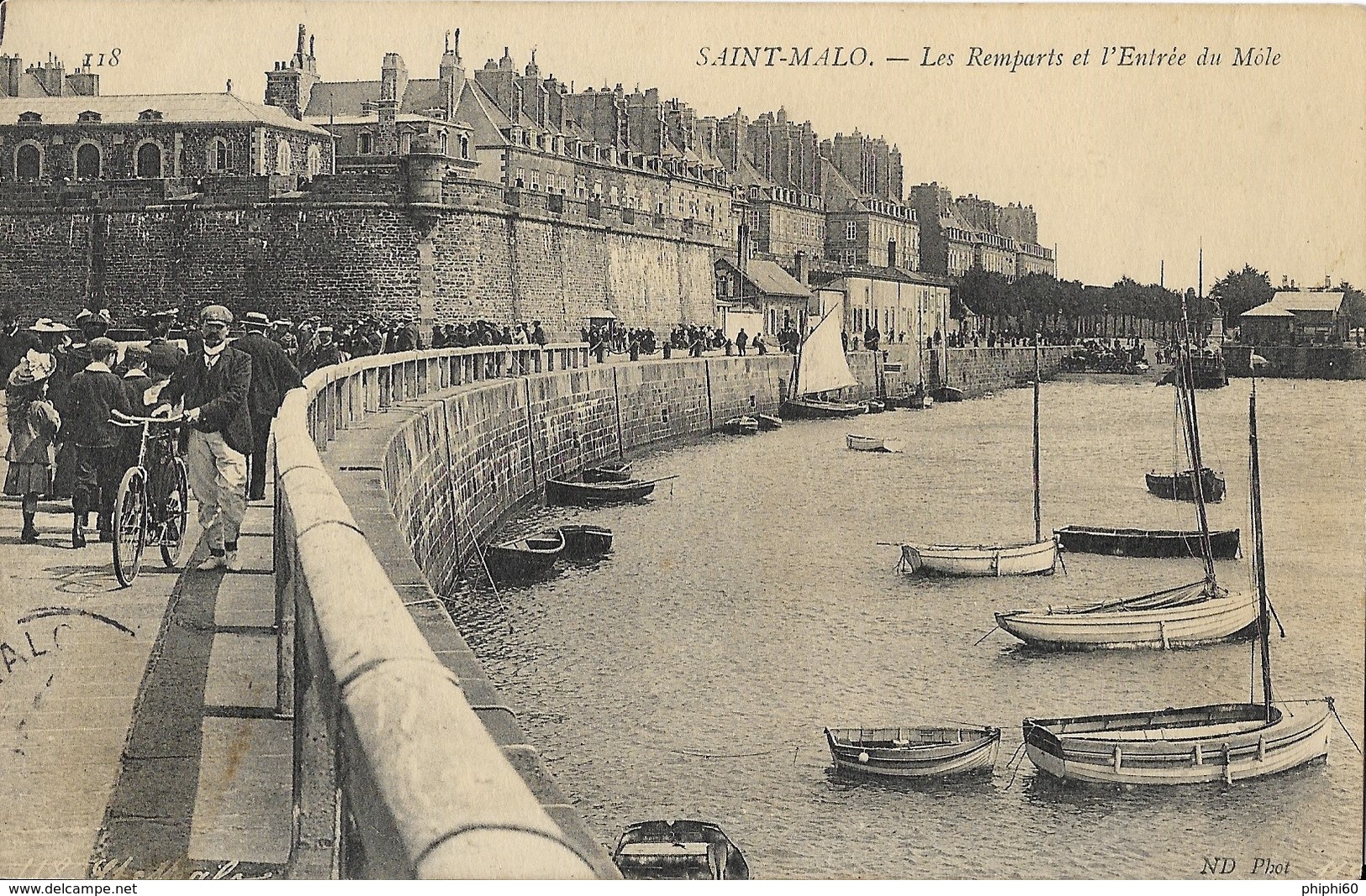 SAINT-MALO  -  35  -  Les Remparts Et L'Entrée Du Môle - Saint Malo