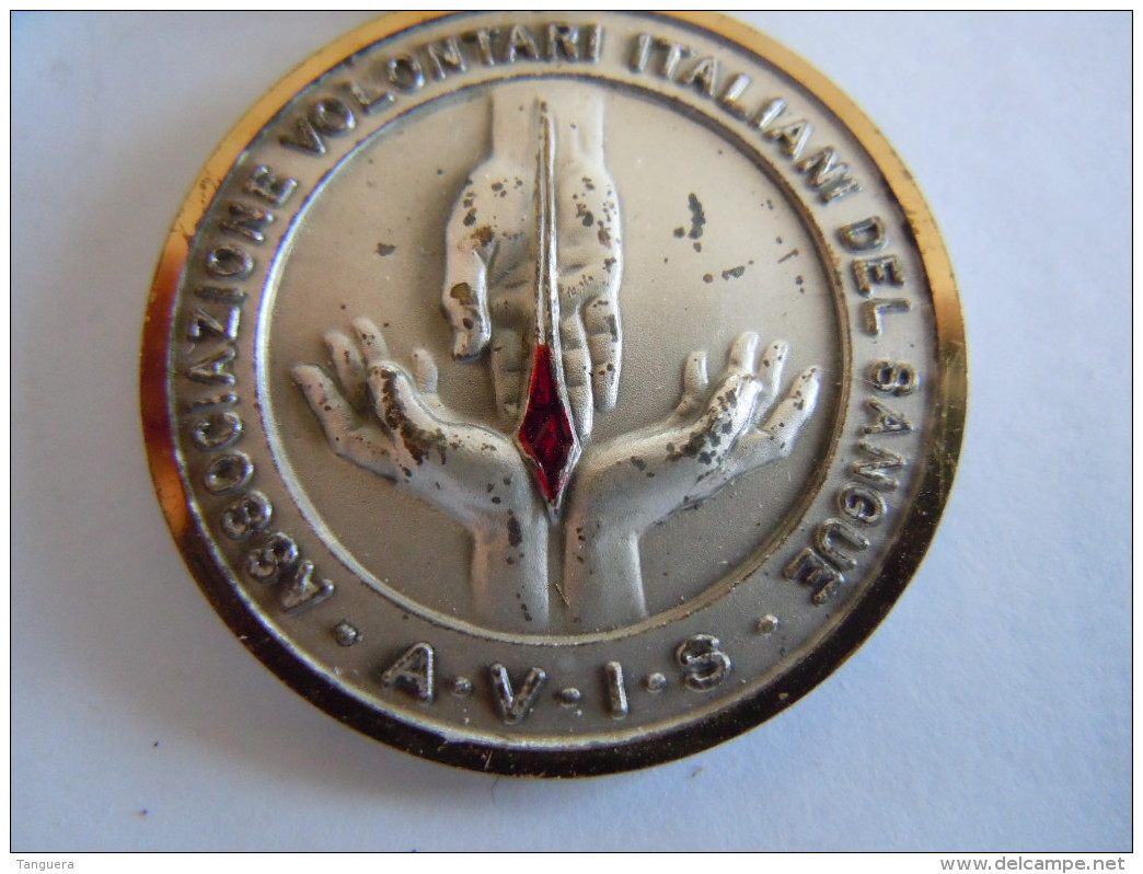 Porte Clé Donner Du Sang Italie Associazione Volontari Italiani Del Sangue Avis Legnano Un Peu Abimé Diam 3 Cm - Porte-clefs