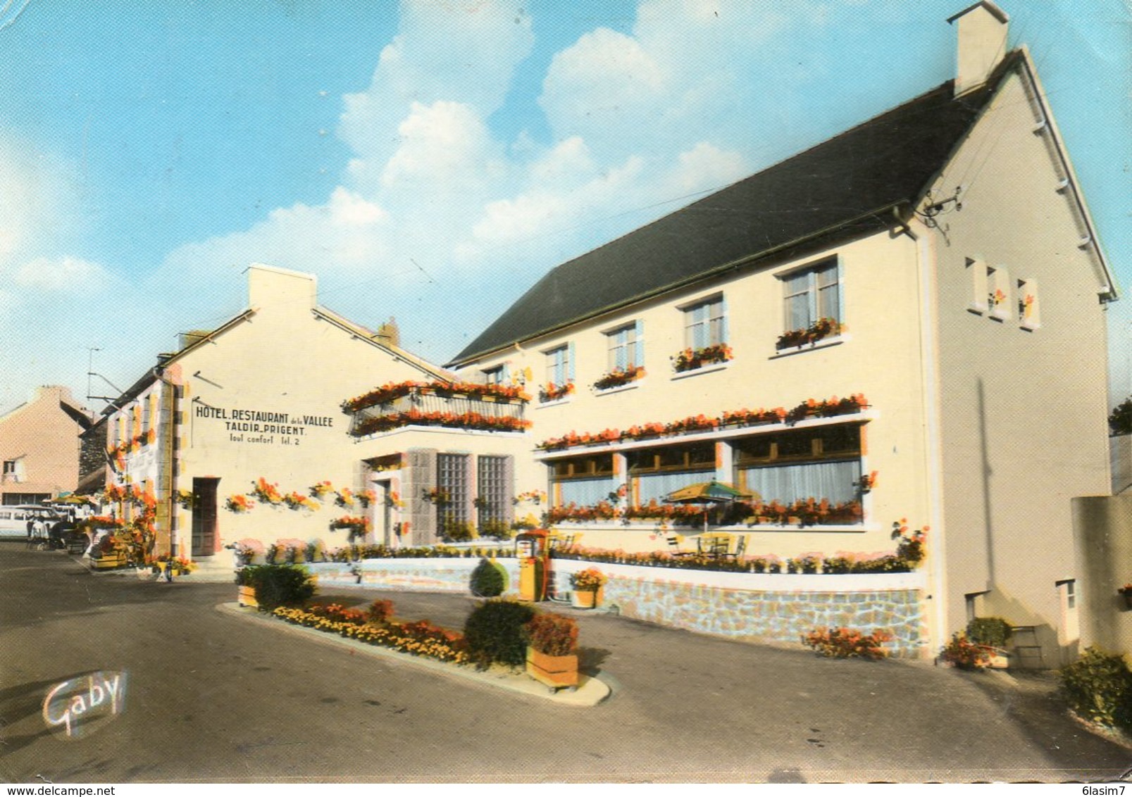 CPSM Dentelée - SAINT-GILLES-VIEUX-MARCHE (22) - Aspect De L'Hôtel-Restaurant De La Vallée En 1969 - Saint-Gilles-Vieux-Marché