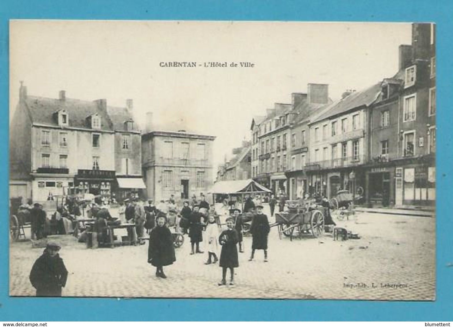 CPA Le Marché L'Hôtel De Ville CARENTAN 50 - Carentan