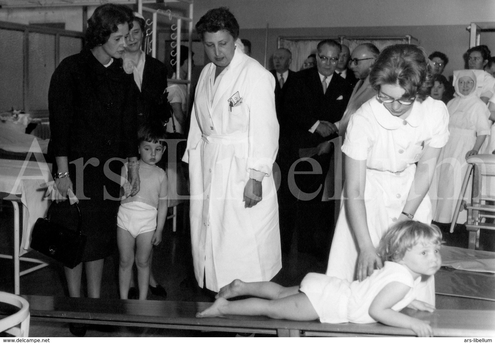 Postcard / ROYALTY / Belgique / België / Reine Fabiola / Koningin Fabiola / L'hôpital Saint Pierre / Bruxelles / 1961 - Gezondheid, Ziekenhuizen