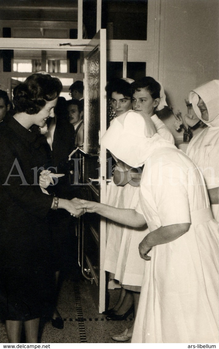 Postcard / ROYALTY / Belgique / België / Reine Fabiola / Koningin Fabiola / L'hôpital Saint Pierre / Bruxelles / 1961 - Health, Hospitals