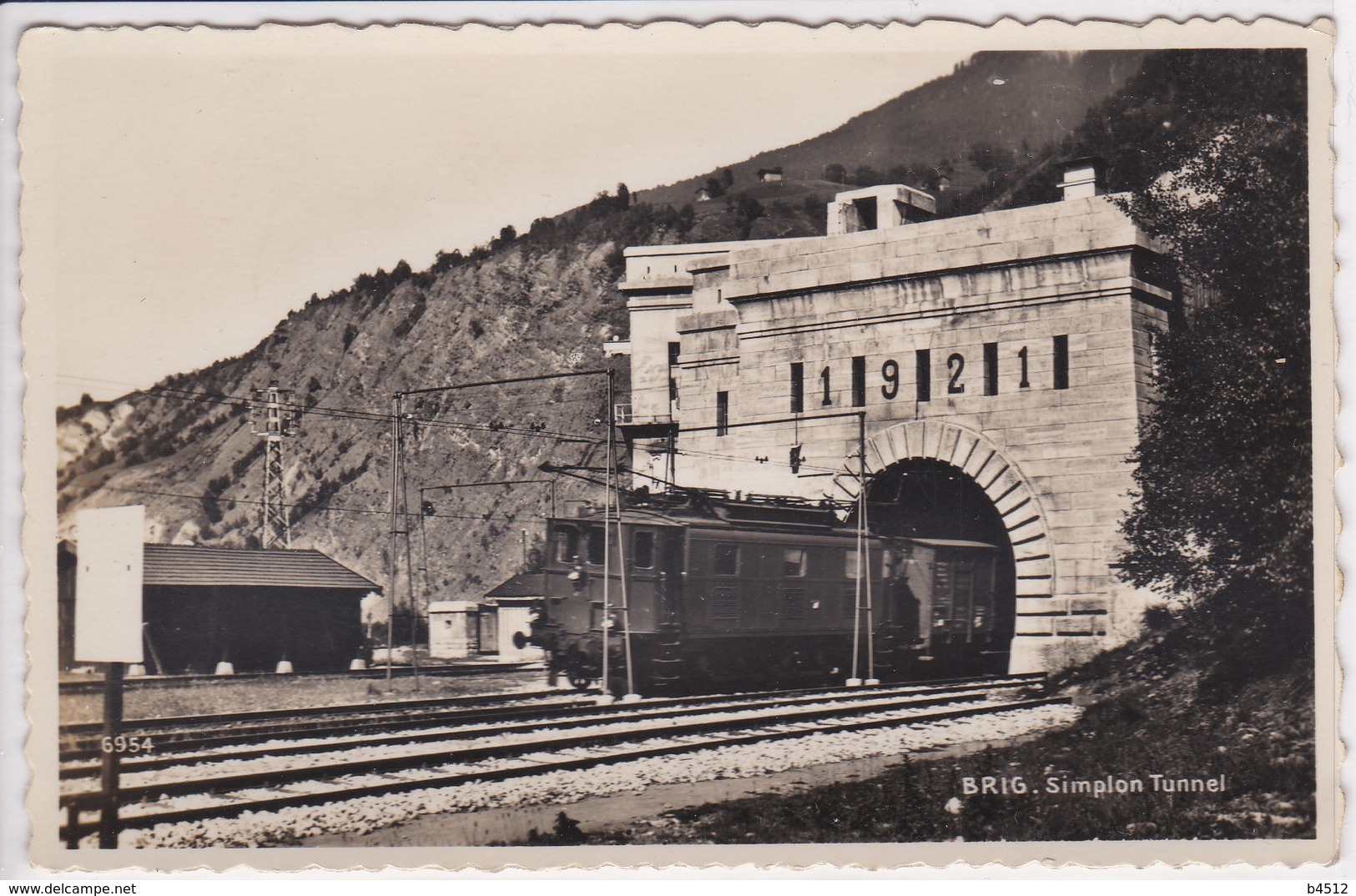 SUISSE BRIG Simplon Tunnel , Sortie Du Train ,locomotive Avec Wagons - Simplon