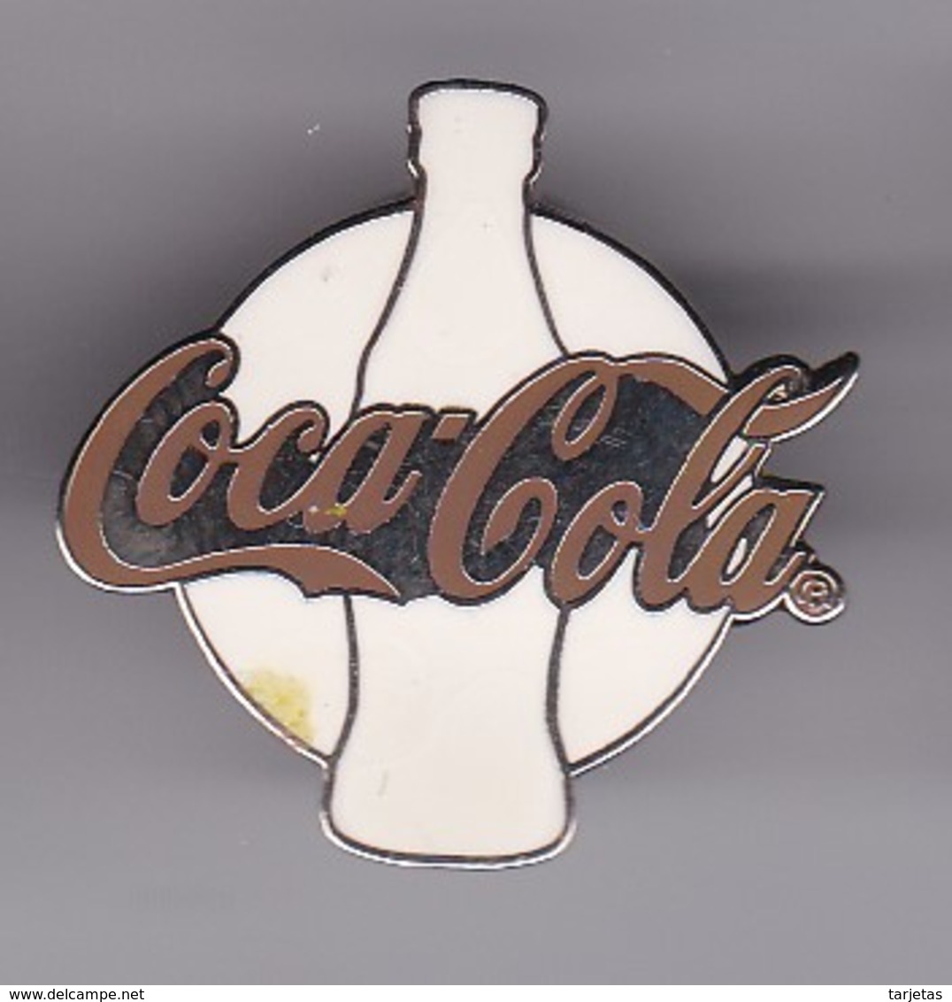 PIN DE COCA-COLA DE COLOR BLANCO Y LETRAS ROJAS (COKE) - Coca-Cola