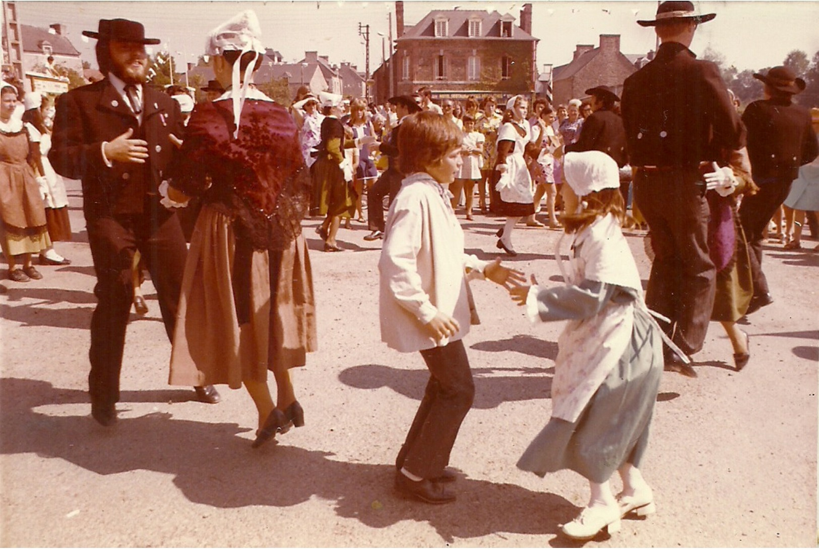 (BRETAGNE)(22  COTES DU NORD)(PLESLIN TRIGAVOU )( FOLKLORE )( DANSES )( COSTUMES) - Places