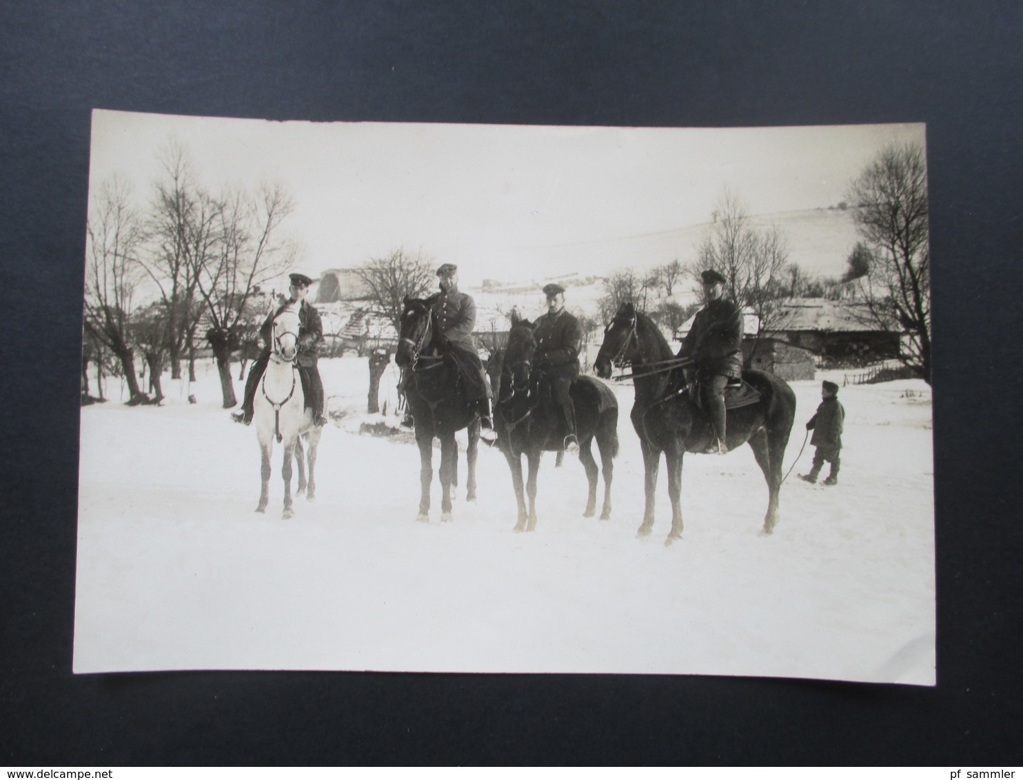 Echtfoto Großes Bild Mit Reiterstaffel / 4 Reiter. 1 Weißes Pferd Und 3 Schwarze! 1. Weltkrieg Soldaten Im Winter - Krieg, Militär