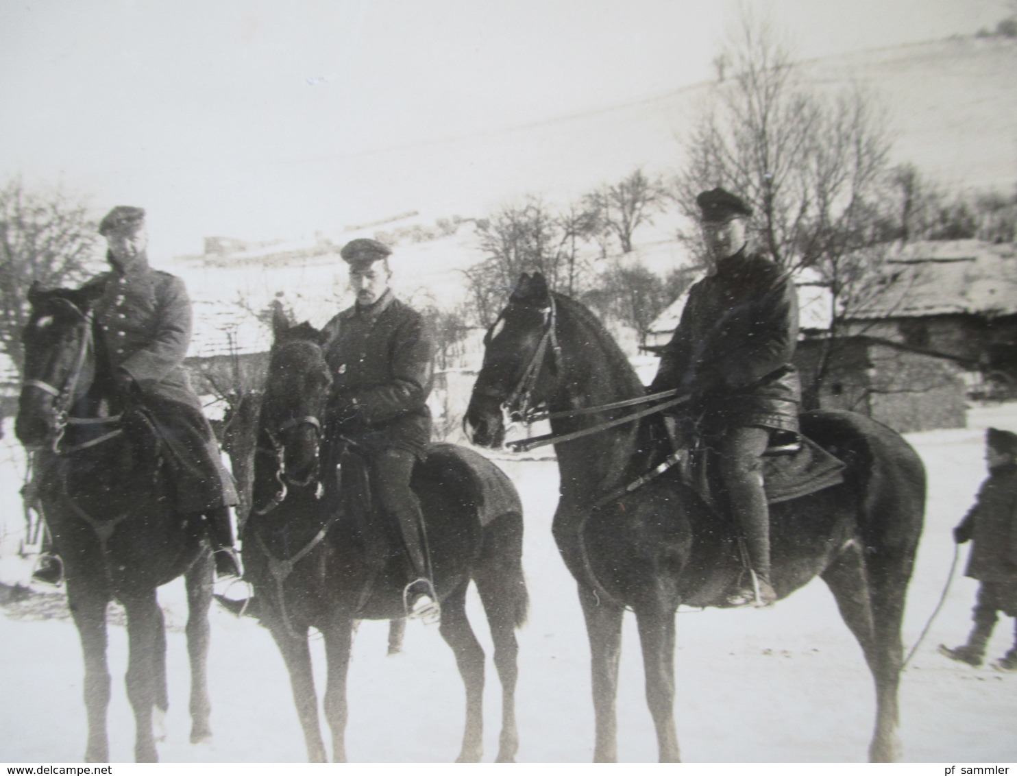 Echtfoto Großes Bild Mit Reiterstaffel / 4 Reiter. 1 Weißes Pferd Und 3 Schwarze! 1. Weltkrieg Soldaten Im Winter - Krieg, Militär