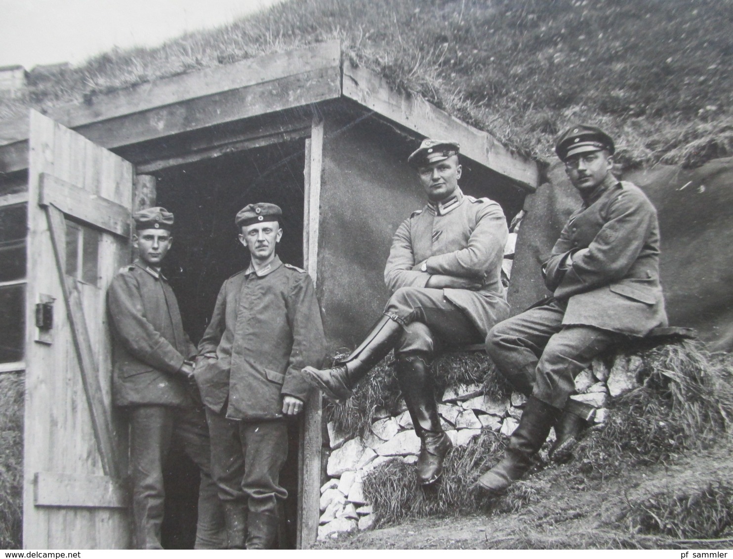 Echtfoto Großes Bild Mit Soldaten Vor Einer Hütte / Bunker! Gefechtsstation. Schützengraben! - Guerre, Militaire