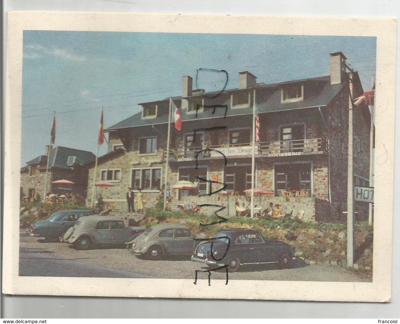 Hôtel Les Bruyères, Barrière De Champlon. Vue Extérieure. Voiture Sur Le Parking Dont Une Coccinelle. - Tenneville