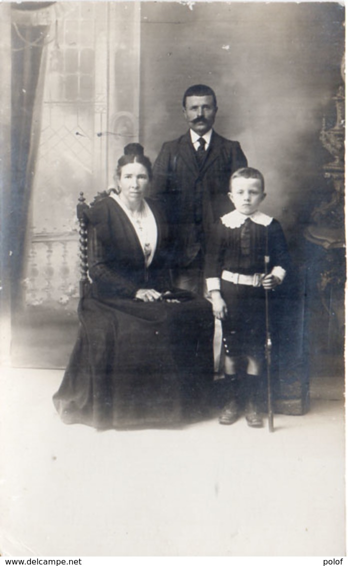 Carte Photo Non Localisée - Couple Et Enfant  - Arlésienne     (106245) - Fotografie