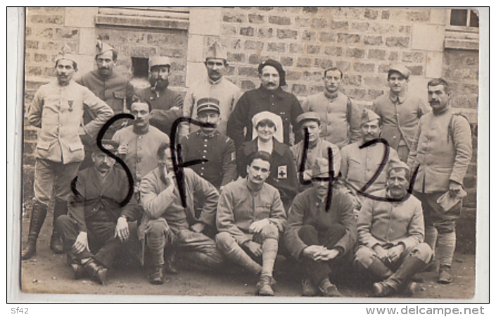 VIRE          CARTE PHOTO MILITAIRES   + INFIRMIERE - War 1914-18