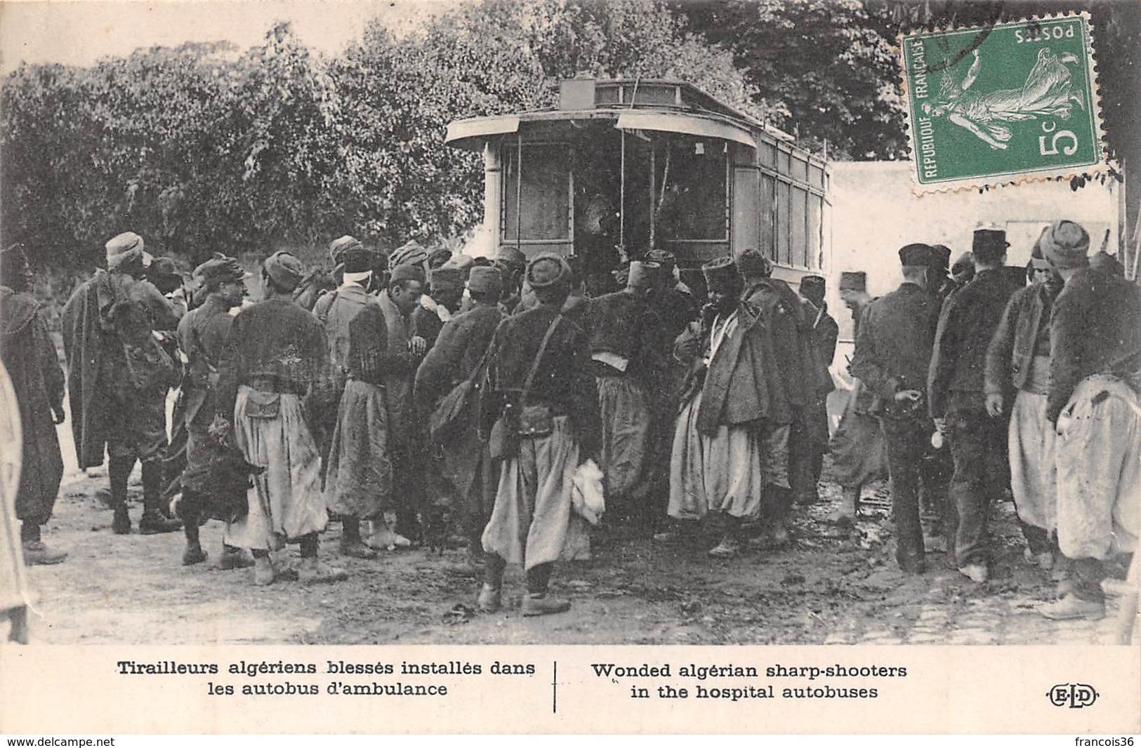 Tirailleurs Algériens Blessés Installés Dans Les Autobus D'ambulance - Militaire Militaria Soldat - Andere & Zonder Classificatie