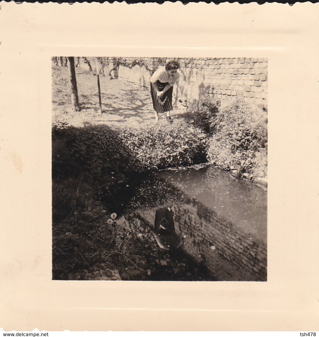 MINI PHOTO---03---BEZENET---1957--dans Le Jardin Du Clos Au Bord Du Bassin--voir 2 Scans - Other & Unclassified